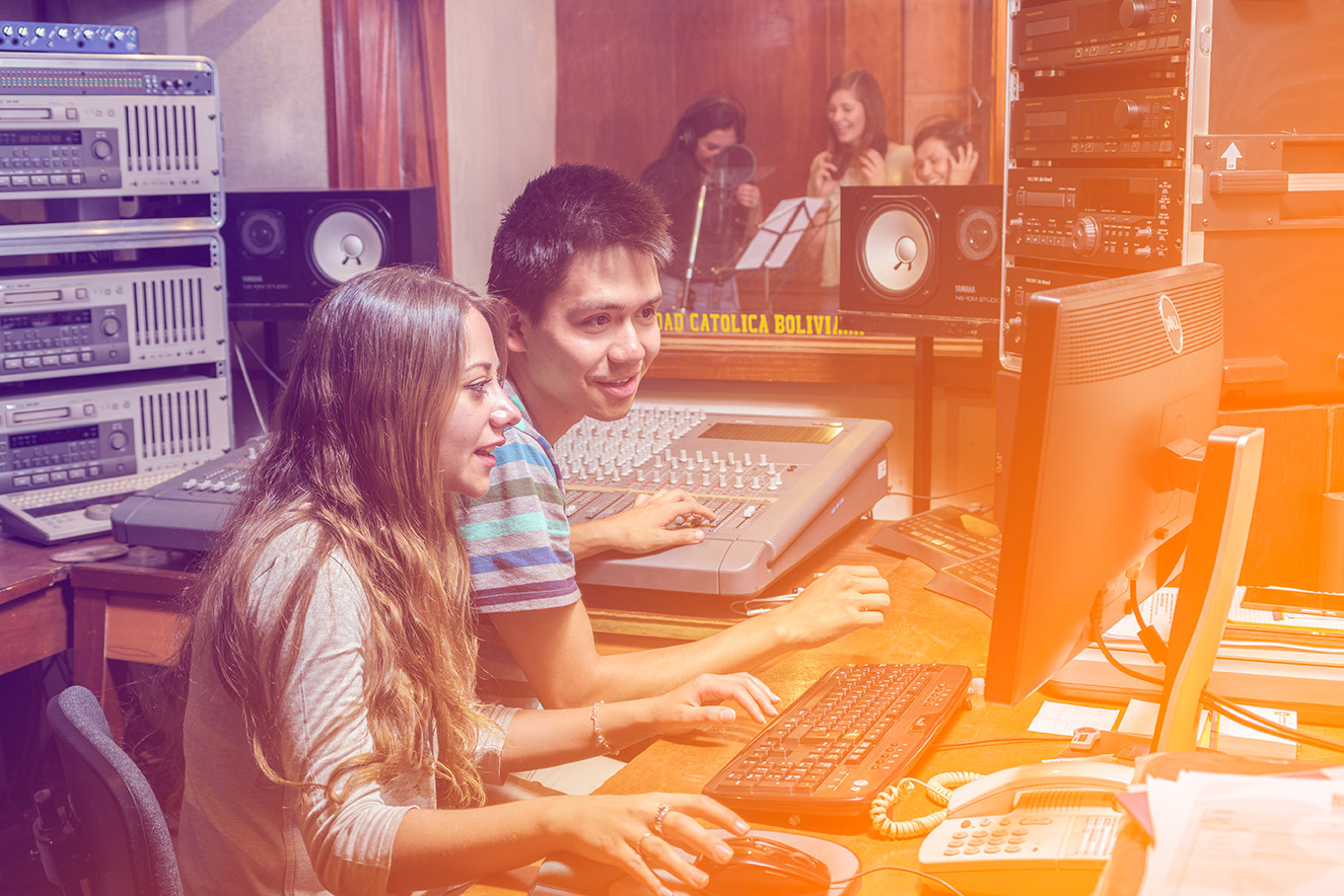 Jóvenes en el estudio de grabación SECRAD