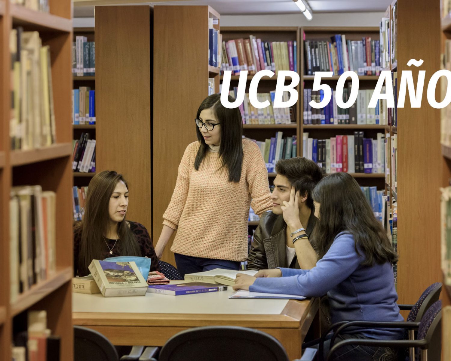 Estudiantes en una biblioteca